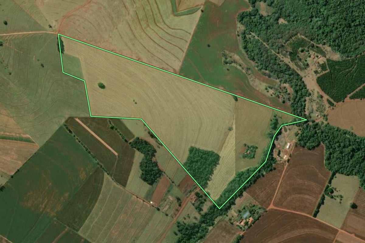 Imagem de satélite do imóvel rural em Óleo (SP), com o contorno declarado no CAR desenhado por cima.