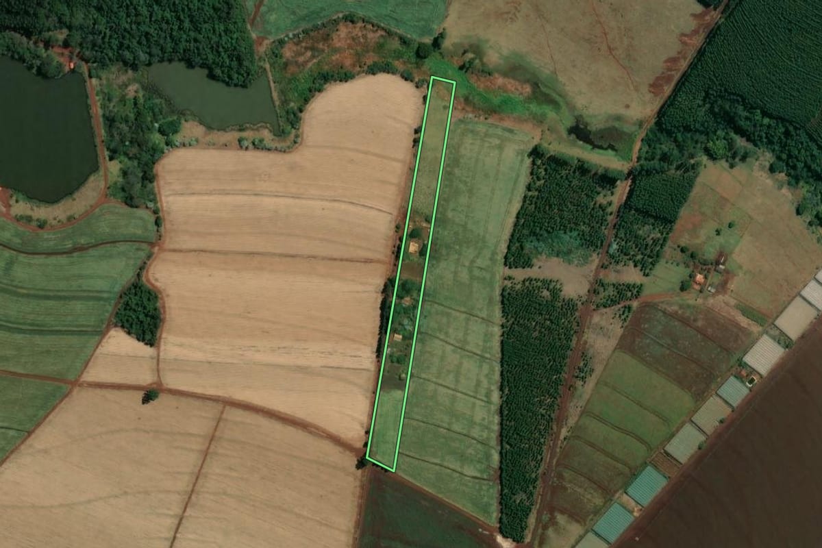 Imagem de satélite do imóvel rural em Óleo (SP), com o contorno declarado no CAR desenhado por cima.