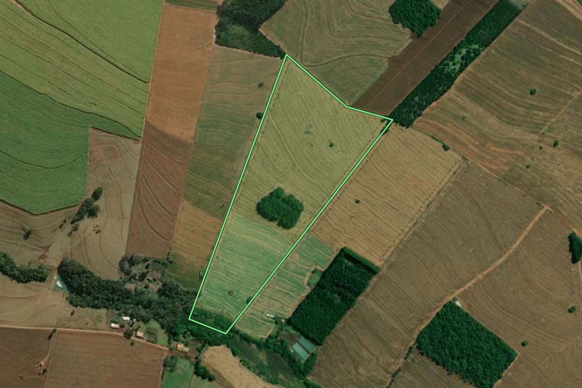 Imagem de satélite do imóvel rural em Óleo (SP), com o contorno declarado no CAR desenhado por cima.