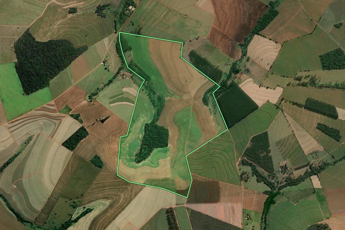 Imagem de satélite do imóvel rural em Óleo (SP), com o contorno declarado no CAR desenhado por cima.