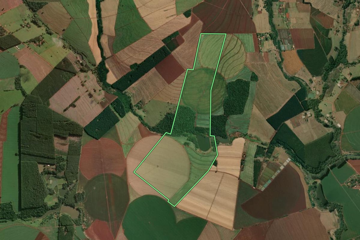 Imagem de satélite do imóvel rural em Óleo (SP), com o contorno declarado no CAR desenhado por cima.