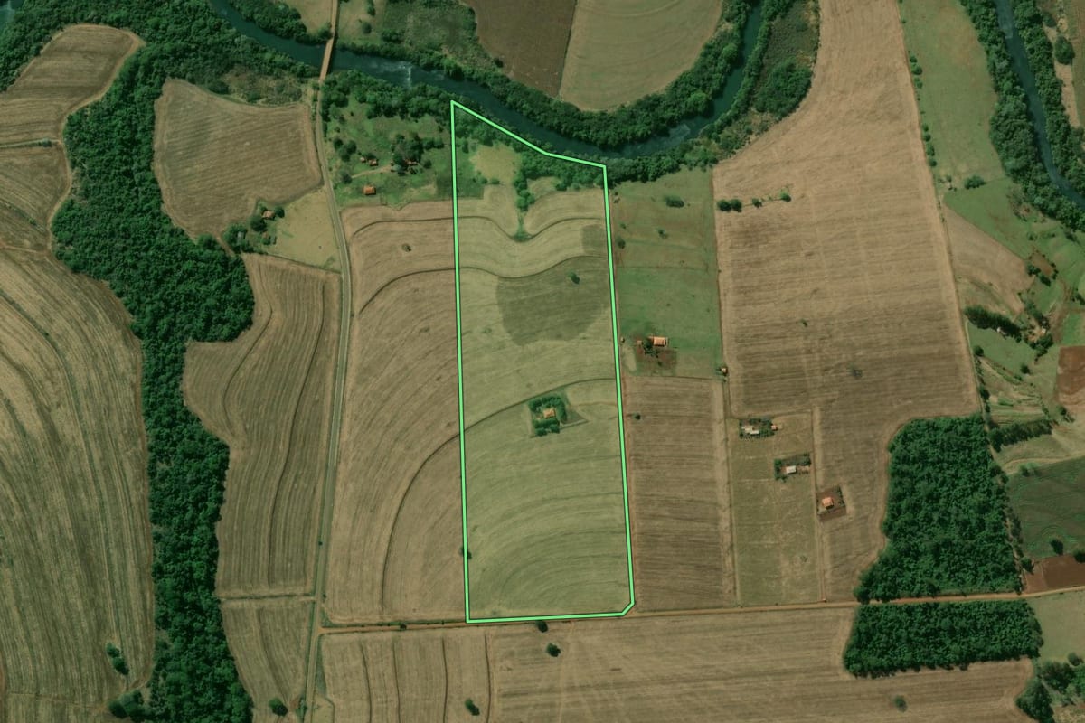 Imagem de satélite do imóvel rural em Óleo (SP), com o contorno declarado no CAR desenhado por cima.