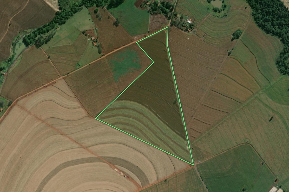 Imagem de satélite do imóvel rural em Óleo (SP), com o contorno declarado no CAR desenhado por cima.