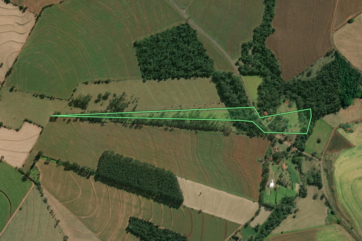 Imagem de satélite do imóvel rural em Óleo (SP), com o contorno declarado no CAR desenhado por cima.