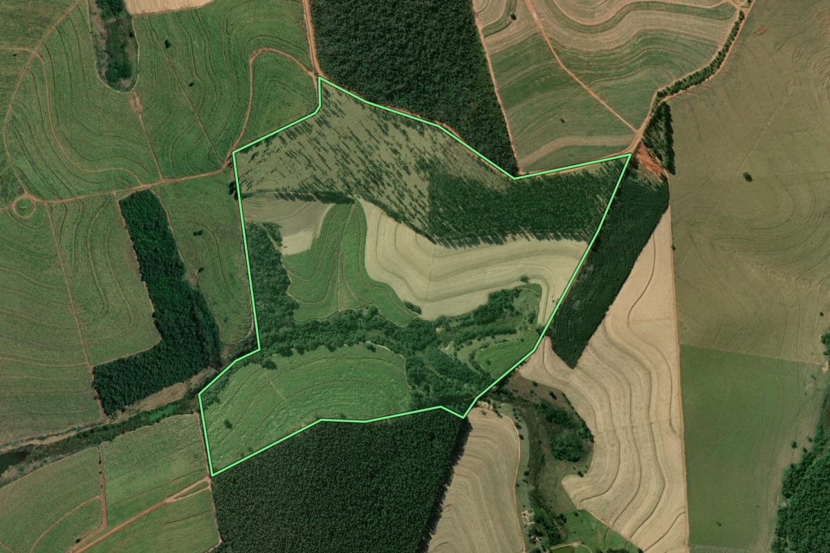 Imagem de satélite do imóvel rural em Óleo (SP), com o contorno declarado no CAR desenhado por cima.