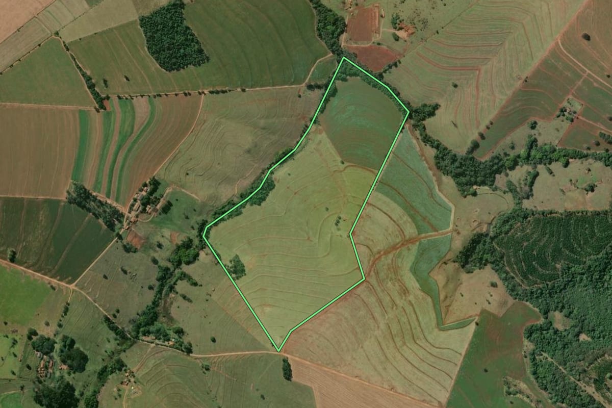 Imagem de satélite do imóvel rural em Óleo (SP), com o contorno declarado no CAR desenhado por cima.