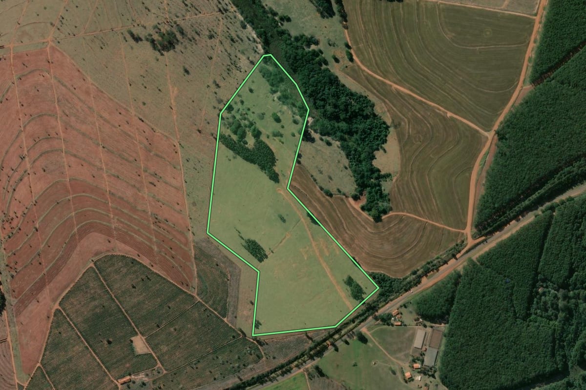 Imagem de satélite do imóvel rural em Óleo (SP), com o contorno declarado no CAR desenhado por cima.