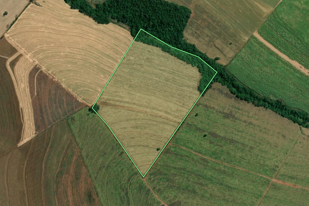 Imagem de satélite do imóvel rural em Óleo (SP), com o contorno declarado no CAR desenhado por cima.