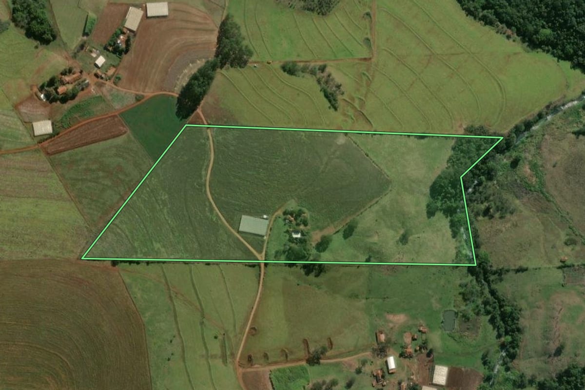 Imagem de satélite do imóvel rural em Óleo (SP), com o contorno declarado no CAR desenhado por cima.