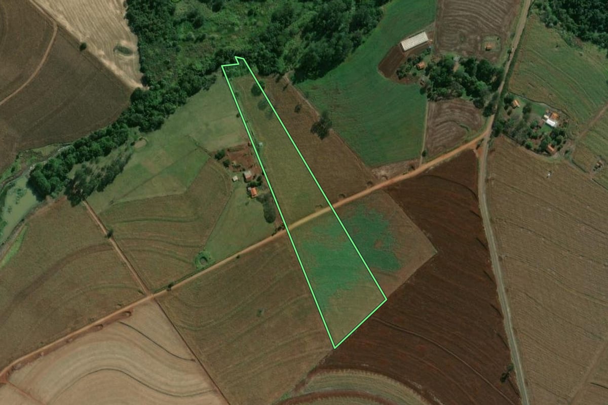 Imagem de satélite do imóvel rural em Óleo (SP), com o contorno declarado no CAR desenhado por cima.