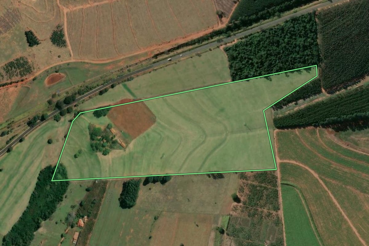 Imagem de satélite do imóvel rural em Óleo (SP), com o contorno declarado no CAR desenhado por cima.