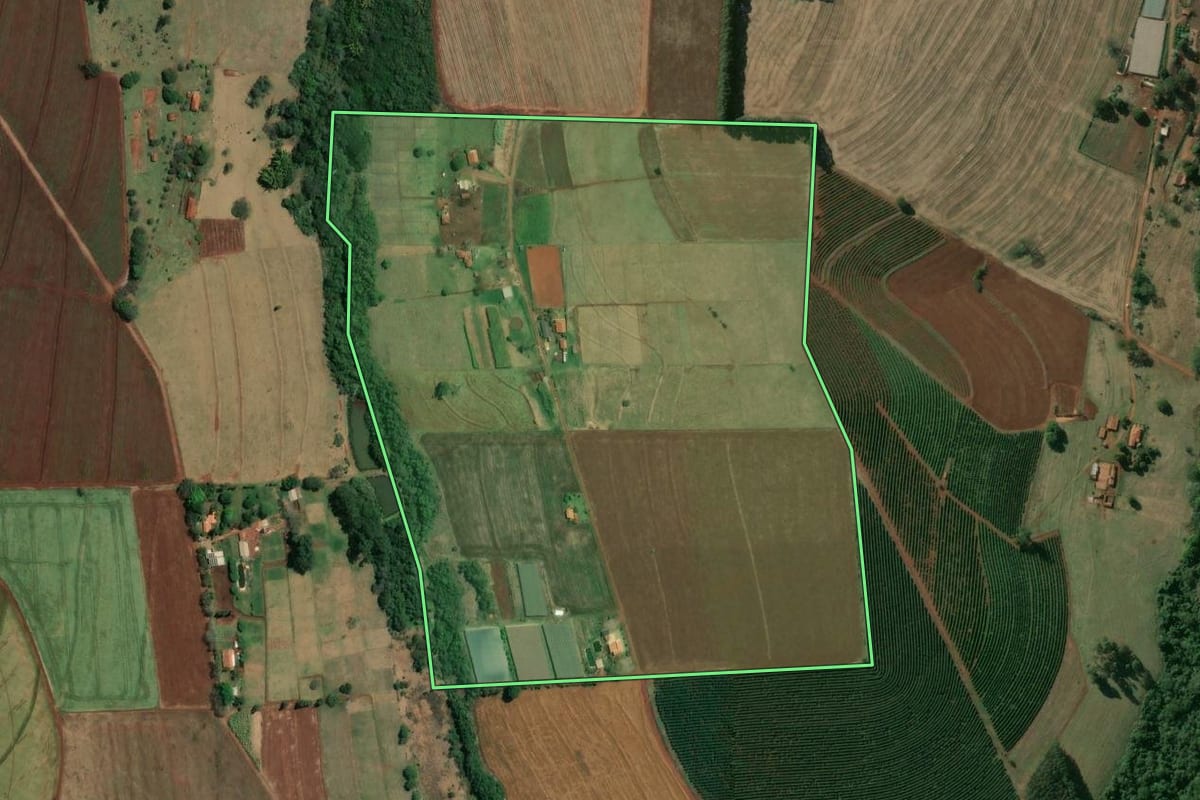 Imagem de satélite do imóvel rural em Óleo (SP), com o contorno declarado no CAR desenhado por cima.