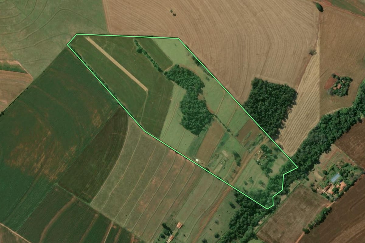 Imagem de satélite do imóvel rural em Óleo (SP), com o contorno declarado no CAR desenhado por cima.