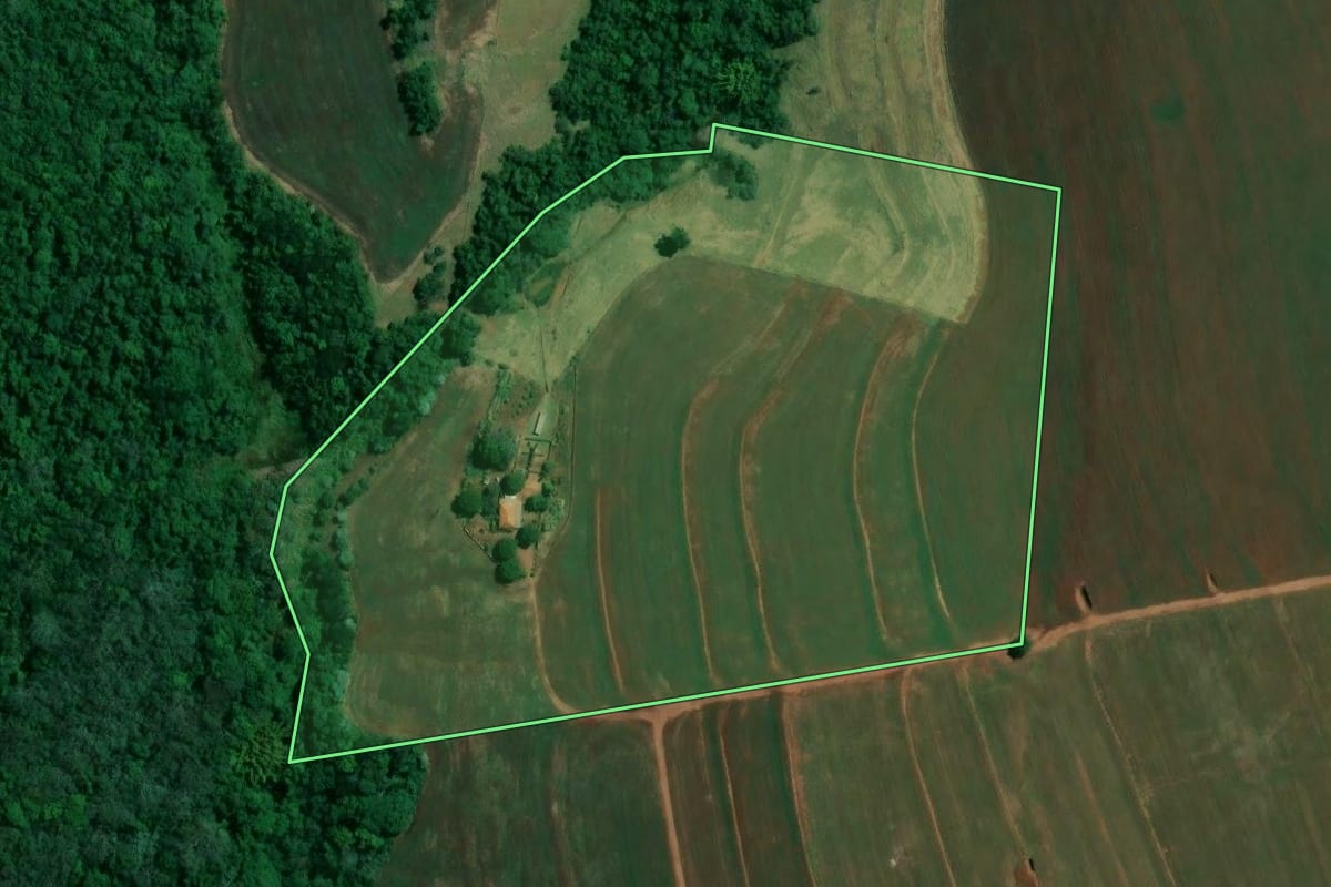 Imagem de satélite do imóvel rural em Óleo (SP), com o contorno declarado no CAR desenhado por cima.