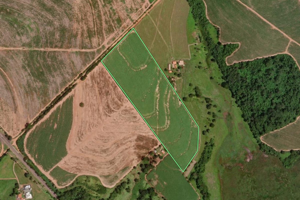 Imagem de satélite do imóvel rural em Olímpia (SP), com o contorno declarado no CAR desenhado por cima.