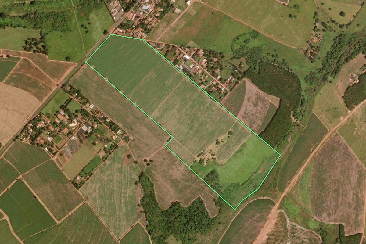 Imagem de satélite do imóvel rural em Olímpia (SP), com o contorno declarado no CAR desenhado por cima.