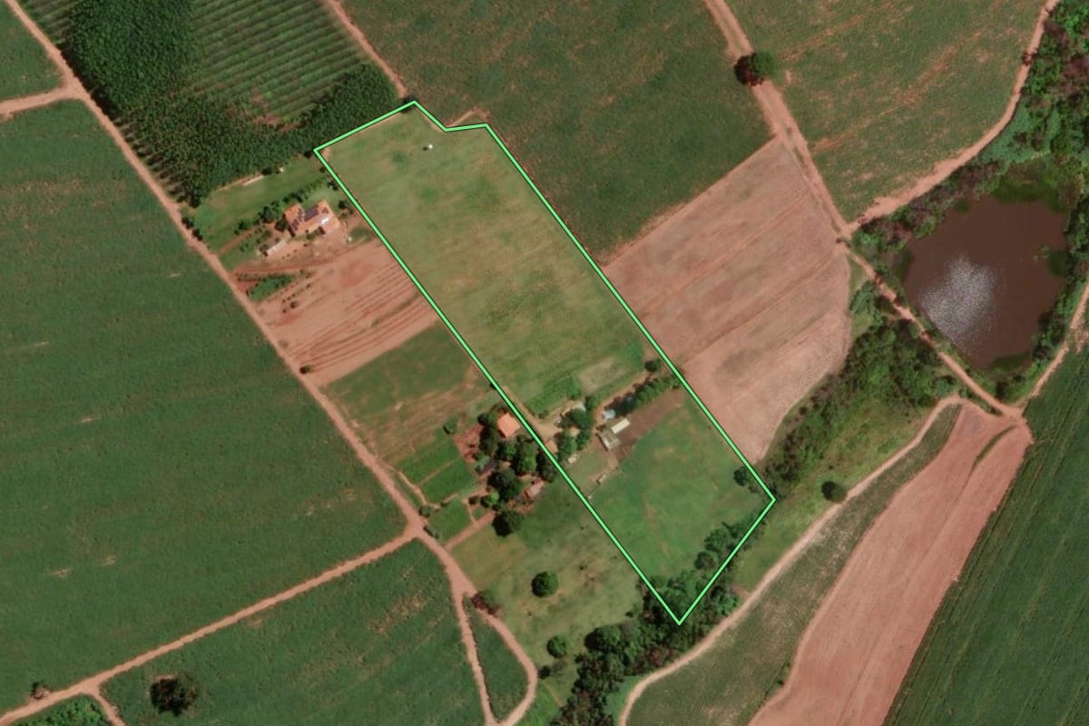 Imagem de satélite do imóvel rural em Olímpia (SP), com o contorno declarado no CAR desenhado por cima.