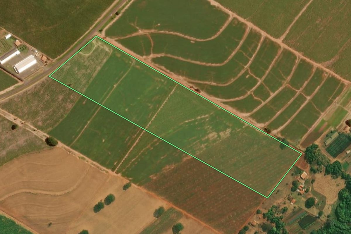 Imagem de satélite do imóvel rural em Olímpia (SP), com o contorno declarado no CAR desenhado por cima.