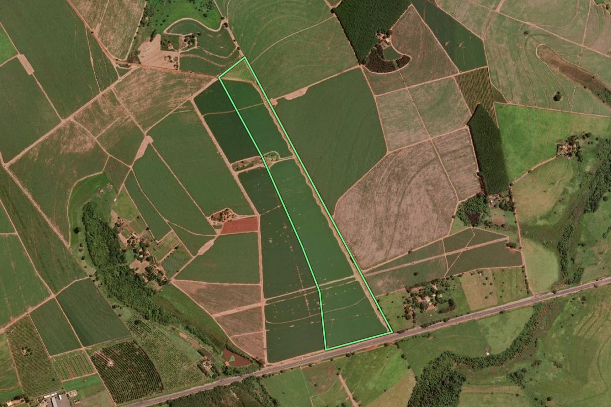 Imagem de satélite do imóvel rural em Olímpia (SP), com o contorno declarado no CAR desenhado por cima.