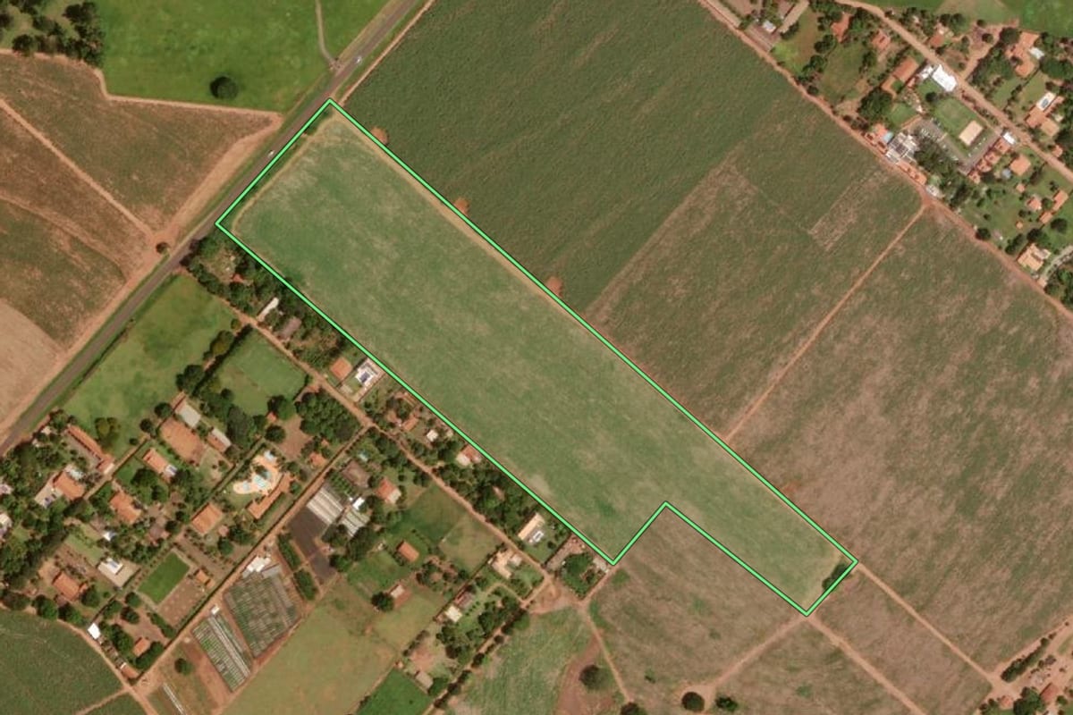 Imagem de satélite do imóvel rural em Olímpia (SP), com o contorno declarado no CAR desenhado por cima.
