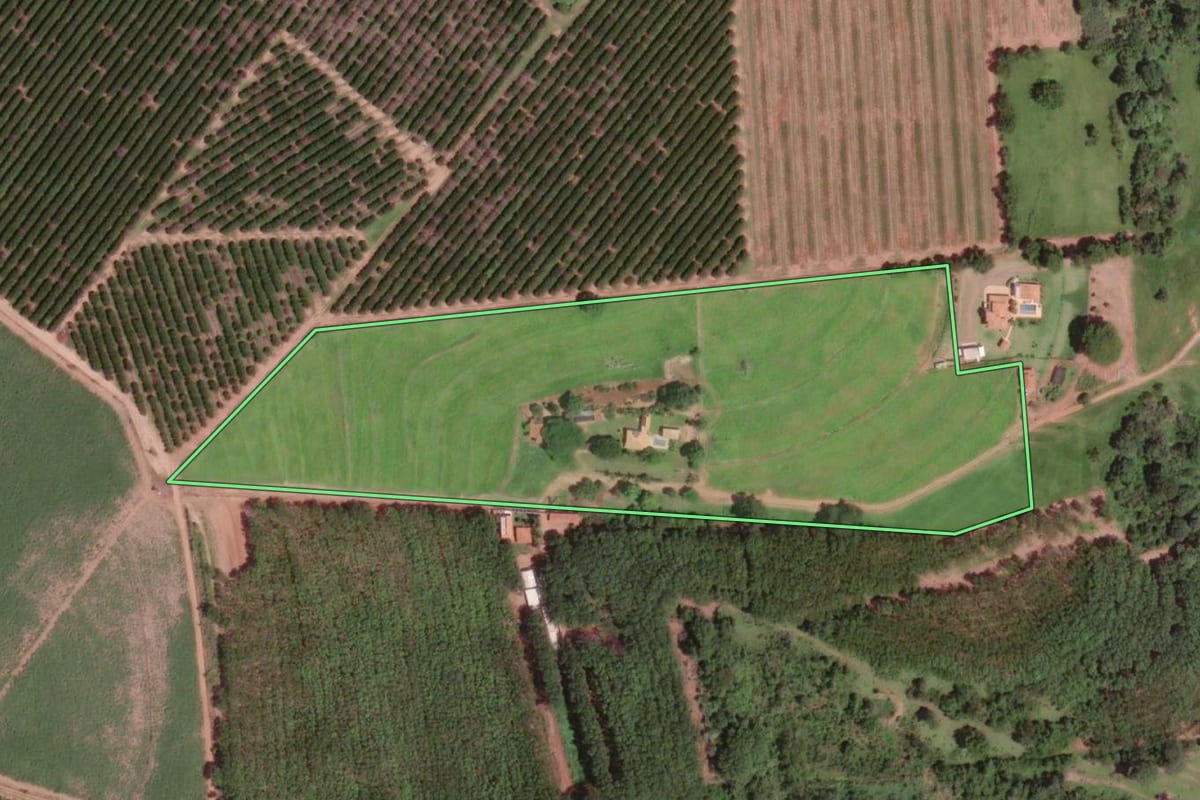 Imagem de satélite do imóvel rural em Olímpia (SP), com o contorno declarado no CAR desenhado por cima.