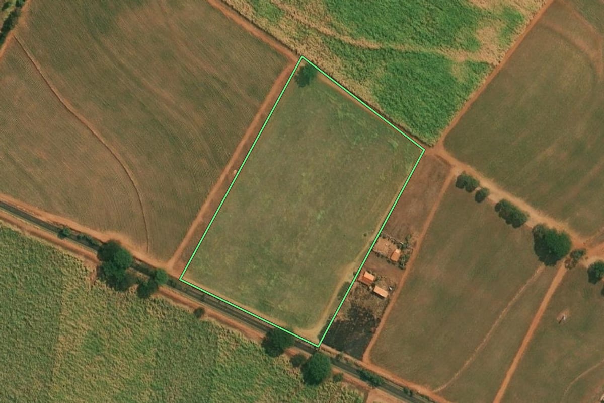 Imagem de satélite do imóvel rural em Olímpia (SP), com o contorno declarado no CAR desenhado por cima.