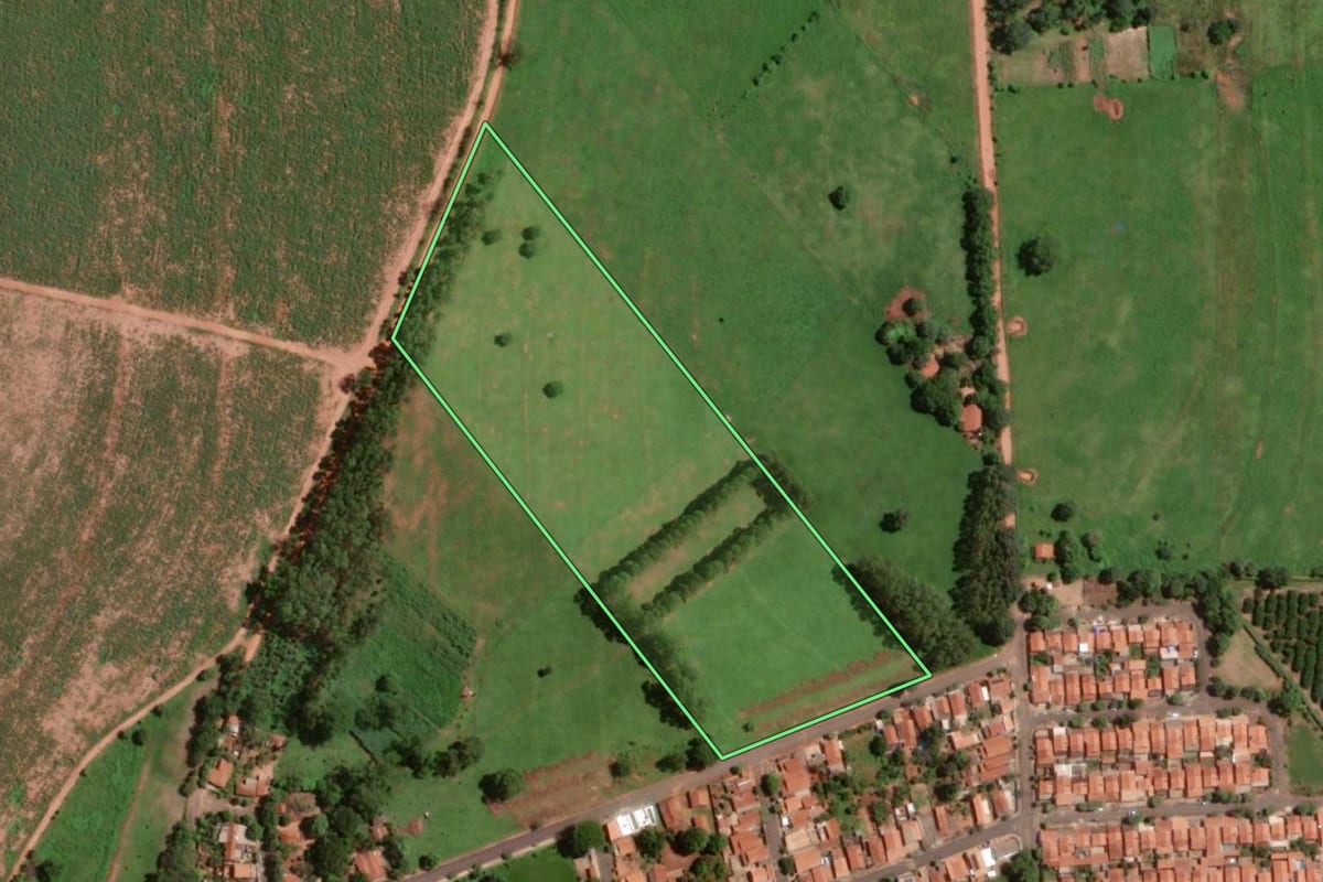 Imagem de satélite do imóvel rural em Olímpia (SP), com o contorno declarado no CAR desenhado por cima.