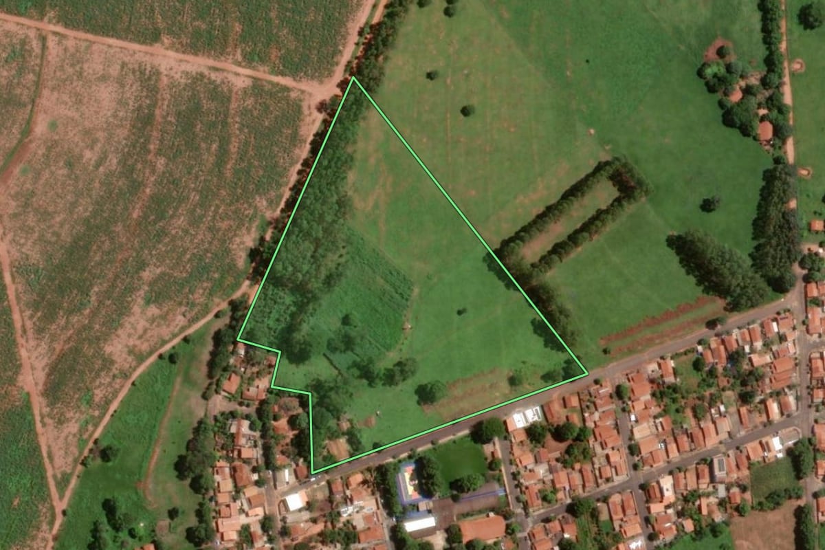 Imagem de satélite do imóvel rural em Olímpia (SP), com o contorno declarado no CAR desenhado por cima.