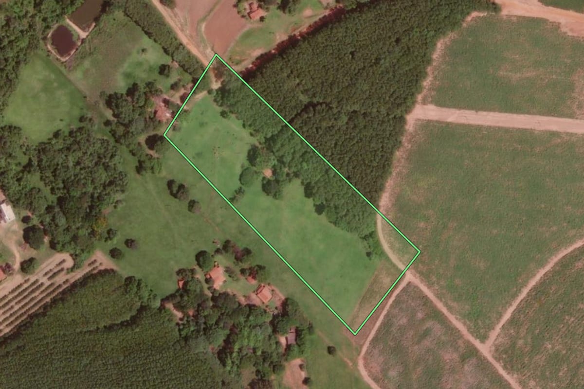 Imagem de satélite do imóvel rural em Olímpia (SP), com o contorno declarado no CAR desenhado por cima.