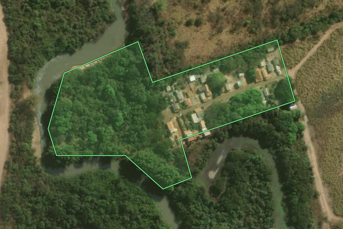 Imagem de satélite do imóvel rural em Olímpia (SP), com o contorno declarado no CAR desenhado por cima.