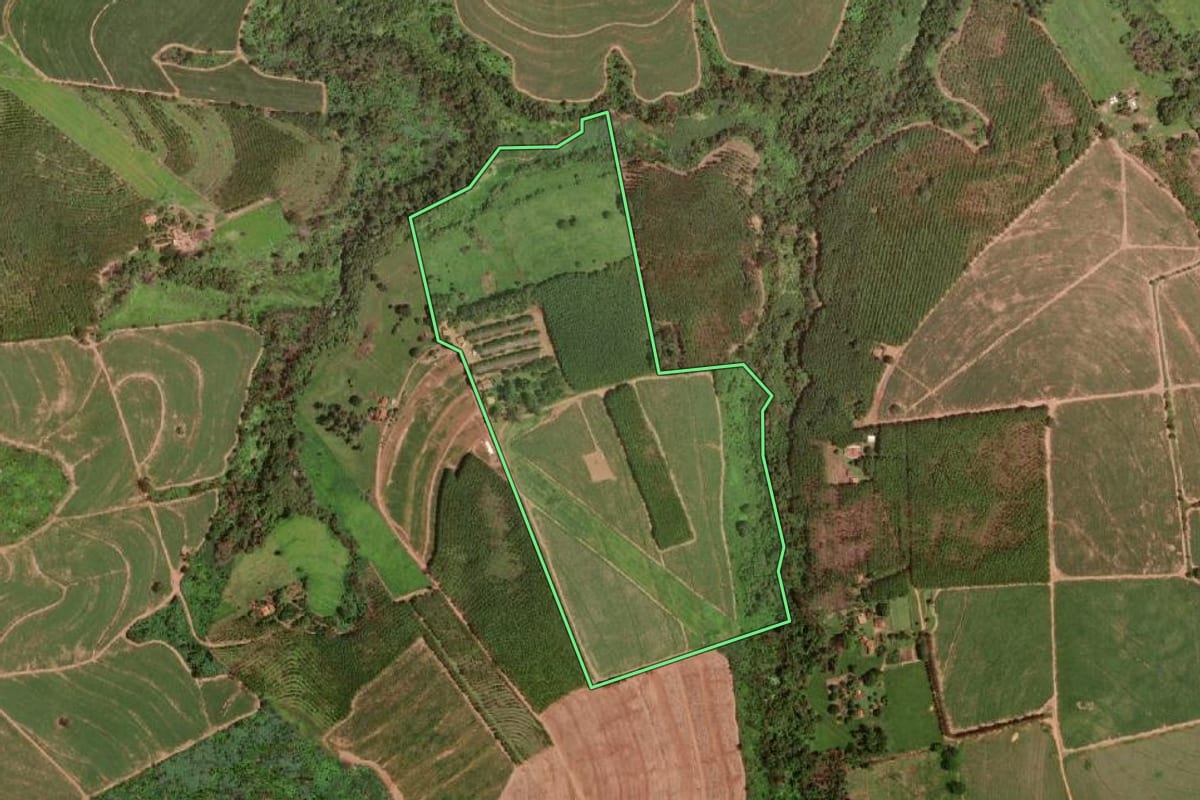 Imagem de satélite do imóvel rural em Olímpia (SP), com o contorno declarado no CAR desenhado por cima.