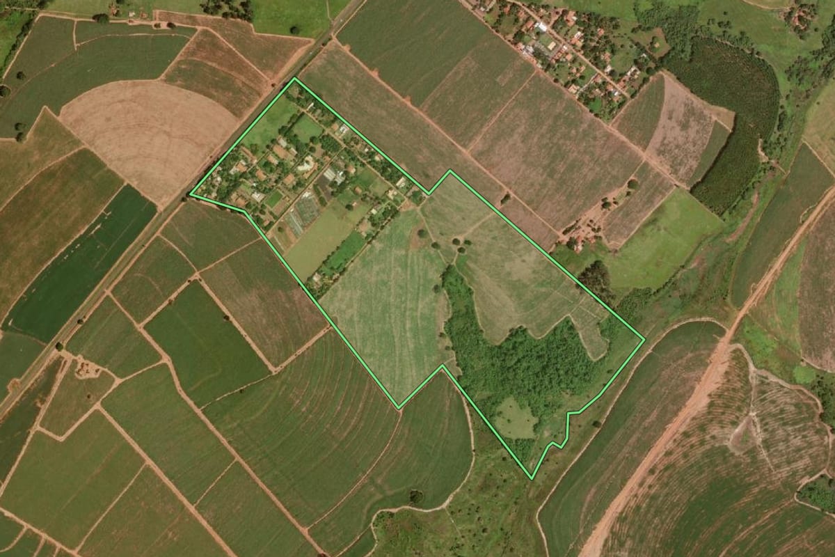 Imagem de satélite do imóvel rural em Olímpia (SP), com o contorno declarado no CAR desenhado por cima.