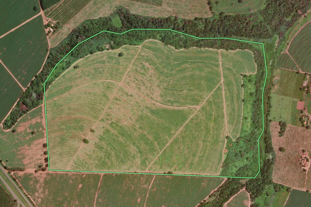 Imagem de satélite do imóvel rural em Olímpia (SP), com o contorno declarado no CAR desenhado por cima.
