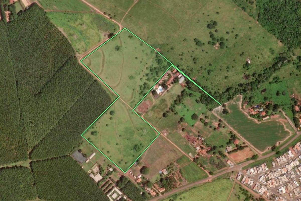 Imagem de satélite do imóvel rural em Olímpia (SP), com o contorno declarado no CAR desenhado por cima.