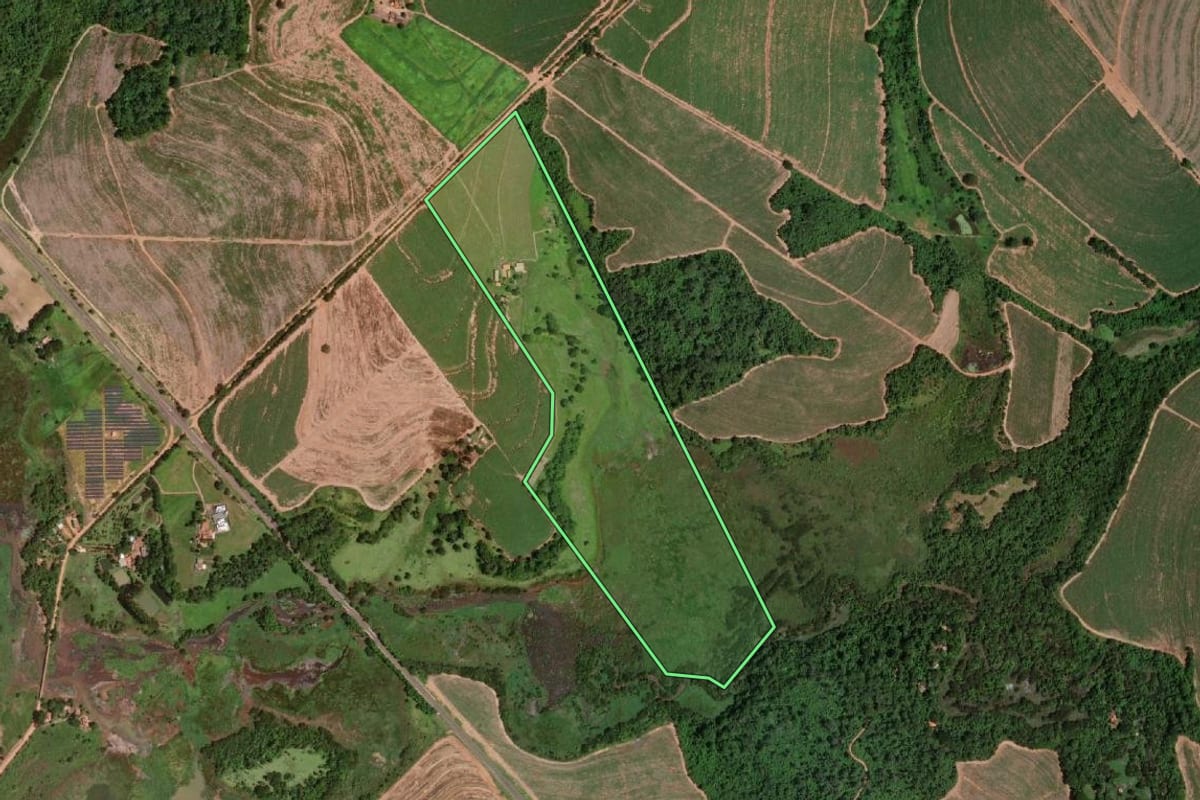 Imagem de satélite do imóvel rural em Olímpia (SP), com o contorno declarado no CAR desenhado por cima.