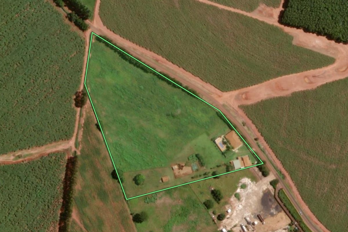 Imagem de satélite do imóvel rural em Olímpia (SP), com o contorno declarado no CAR desenhado por cima.