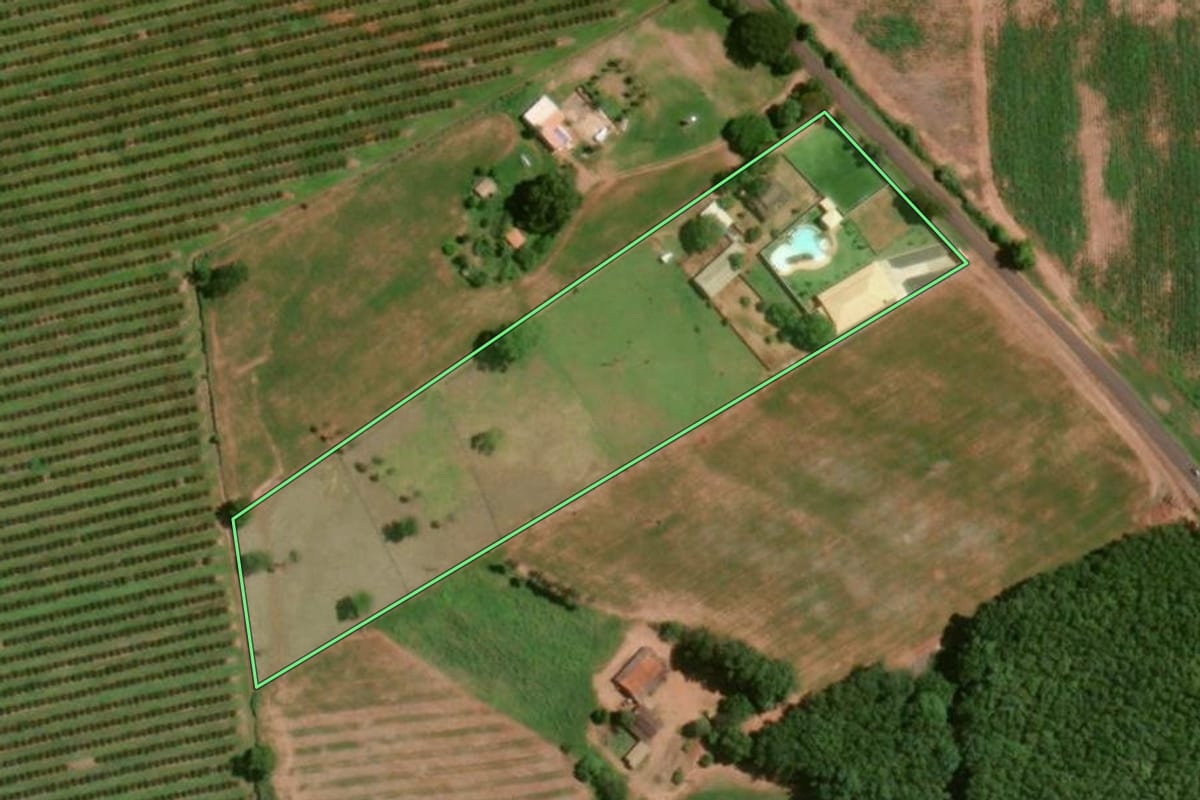 Imagem de satélite do imóvel rural em Olímpia (SP), com o contorno declarado no CAR desenhado por cima.