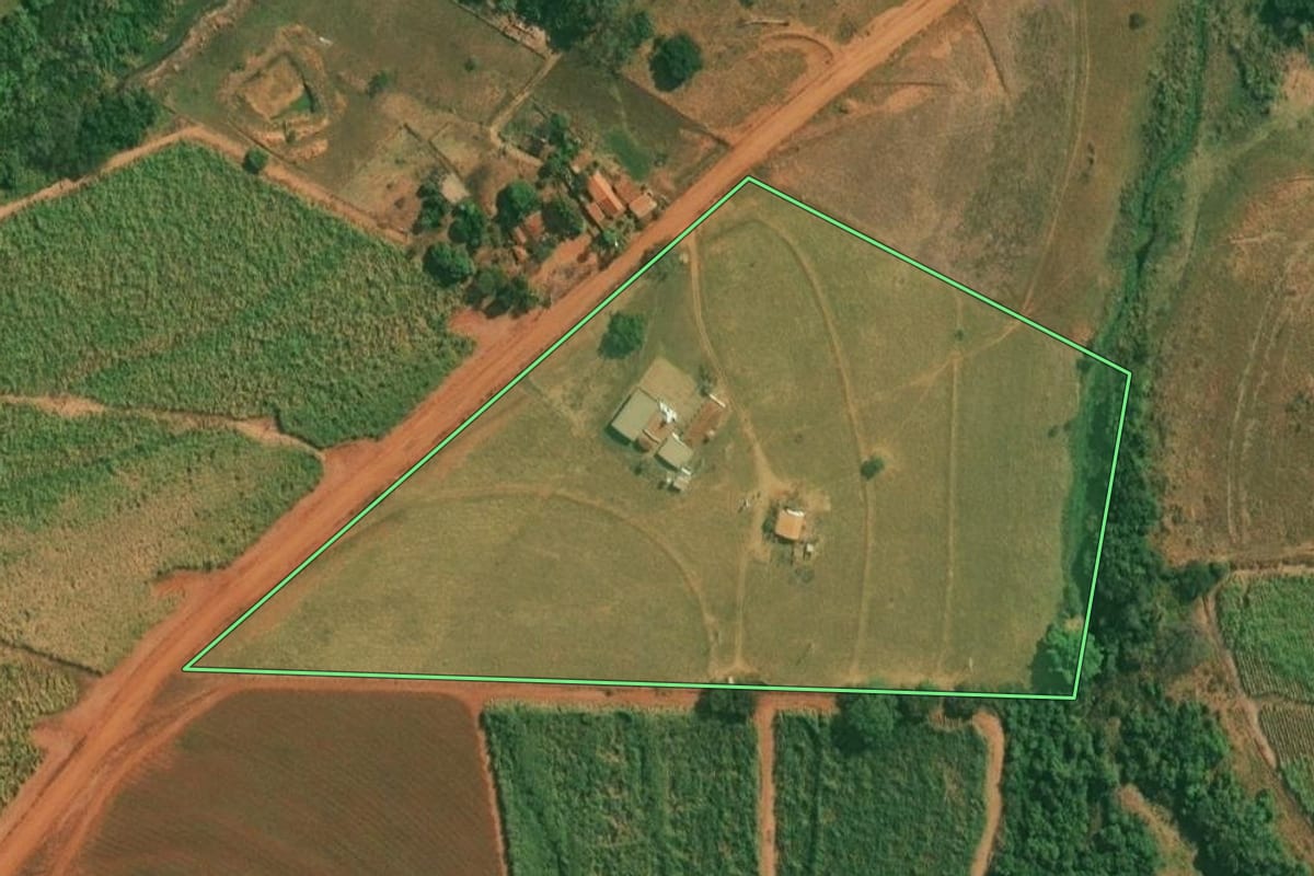 Imagem de satélite do imóvel rural em Olímpia (SP), com o contorno declarado no CAR desenhado por cima.