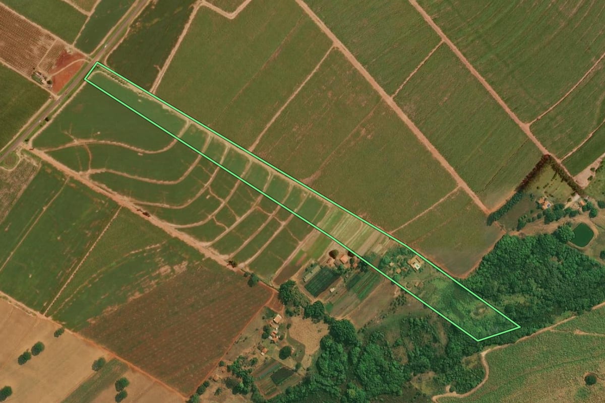 Imagem de satélite do imóvel rural em Olímpia (SP), com o contorno declarado no CAR desenhado por cima.