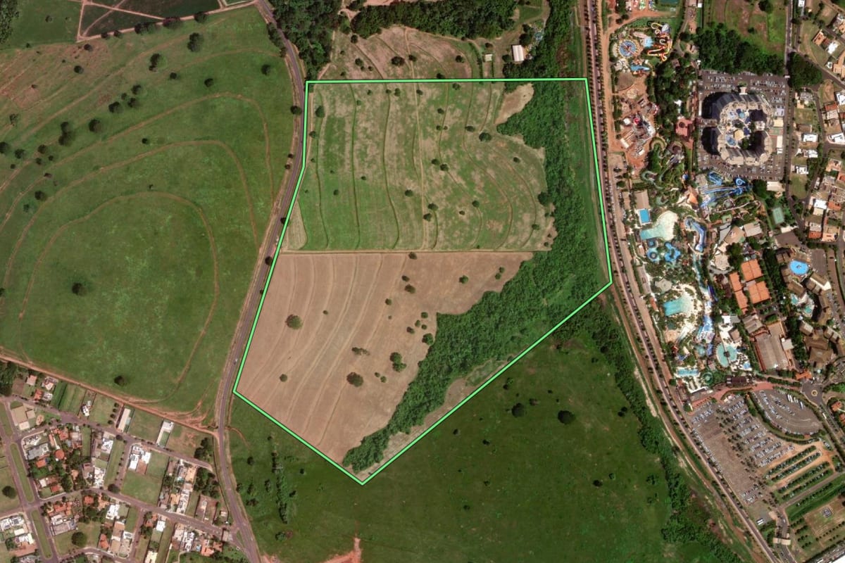 Imagem de satélite do imóvel rural em Olímpia (SP), com o contorno declarado no CAR desenhado por cima.