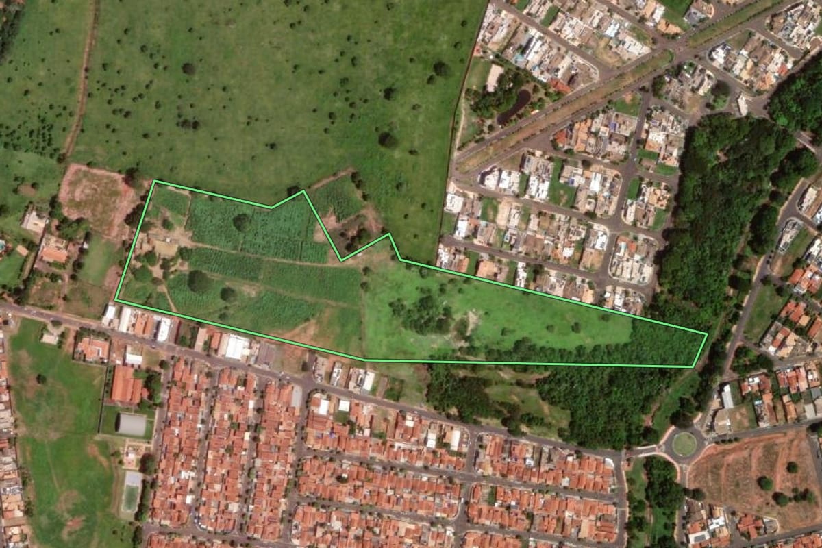 Imagem de satélite do imóvel rural em Olímpia (SP), com o contorno declarado no CAR desenhado por cima.
