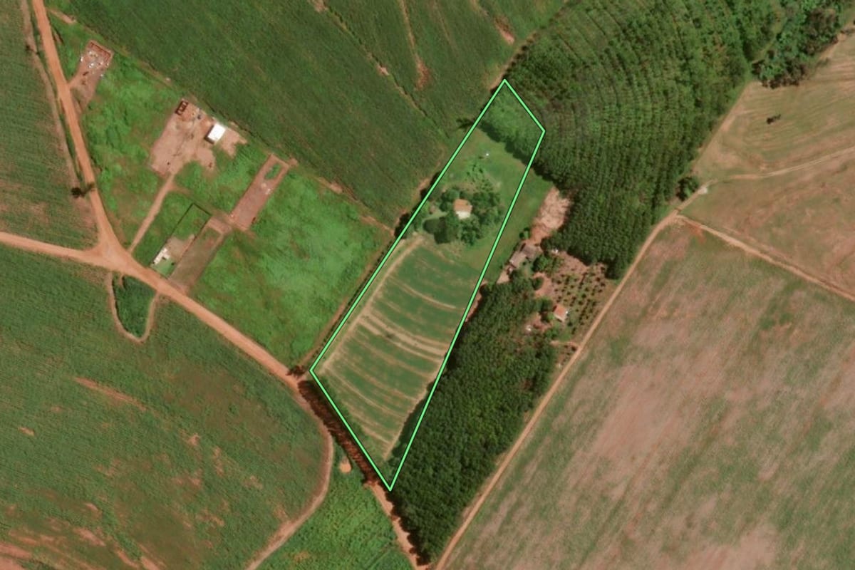 Imagem de satélite do imóvel rural em Olímpia (SP), com o contorno declarado no CAR desenhado por cima.