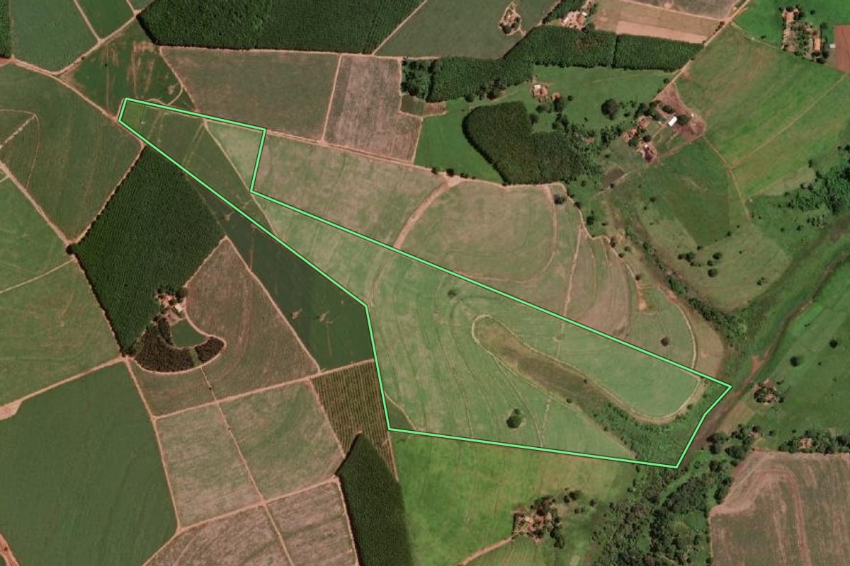 Imagem de satélite do imóvel rural em Olímpia (SP), com o contorno declarado no CAR desenhado por cima.