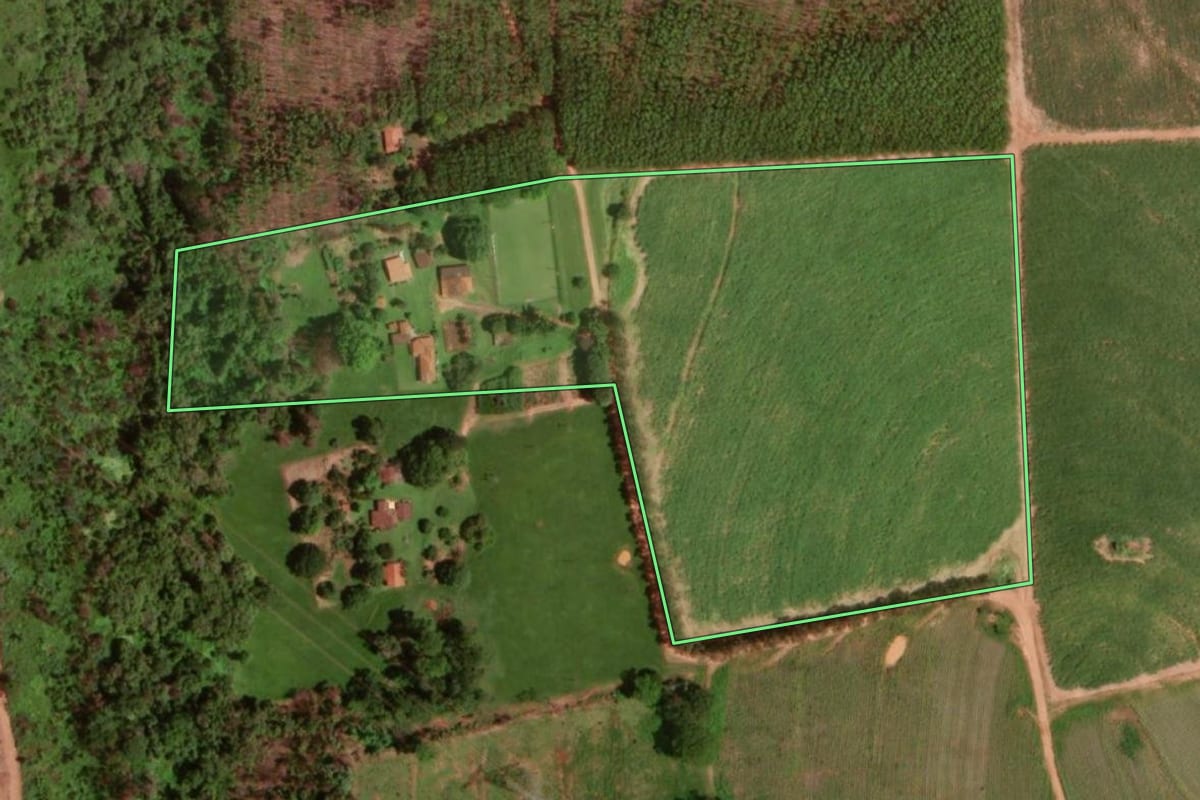 Imagem de satélite do imóvel rural em Olímpia (SP), com o contorno declarado no CAR desenhado por cima.