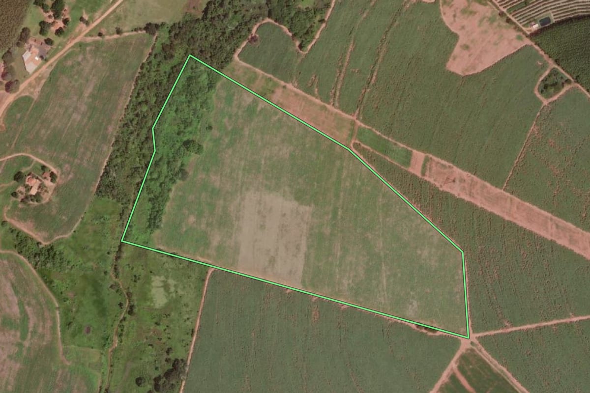 Imagem de satélite do imóvel rural em Olímpia (SP), com o contorno declarado no CAR desenhado por cima.