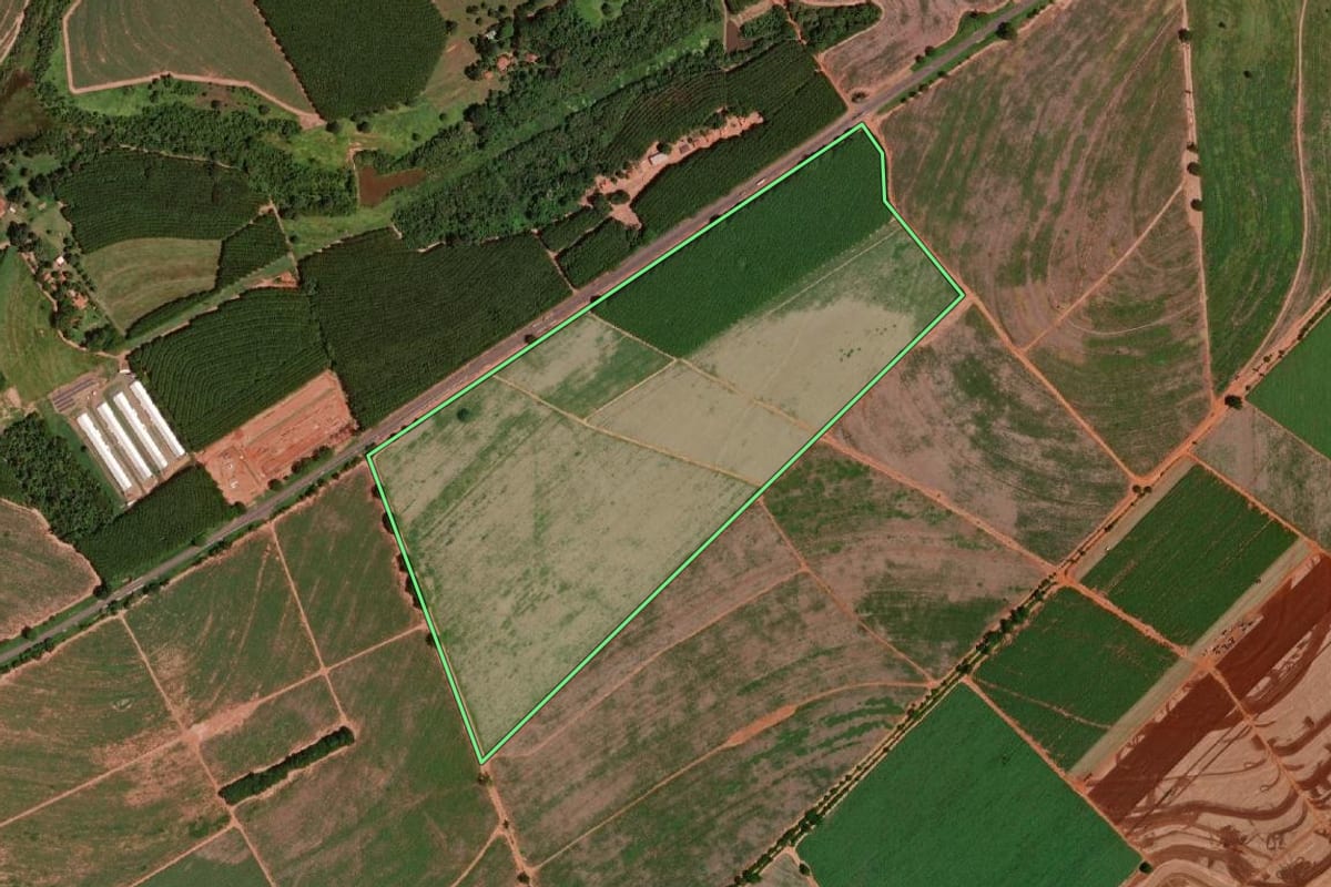 Imagem de satélite do imóvel rural em Olímpia (SP), com o contorno declarado no CAR desenhado por cima.