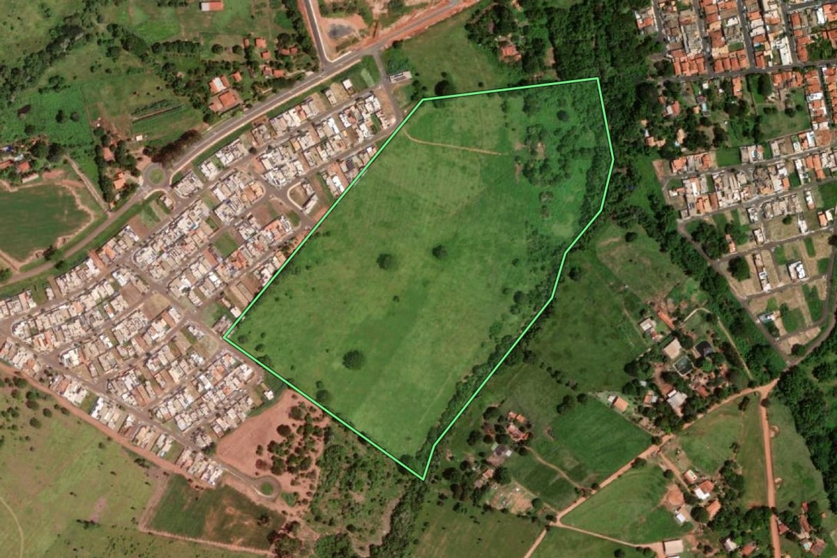 Imagem de satélite do imóvel rural em Olímpia (SP), com o contorno declarado no CAR desenhado por cima.