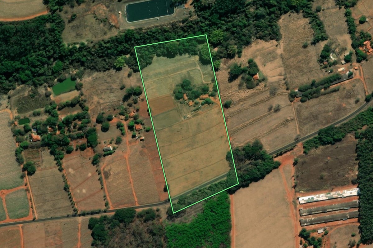 Imagem de satélite do imóvel rural em Onda Verde (SP), com o contorno declarado no CAR desenhado por cima.