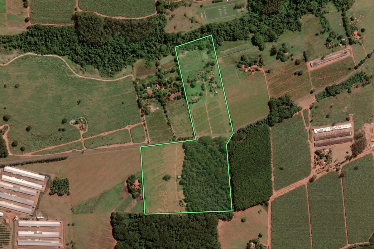 Imagem de satélite do imóvel rural em Onda Verde (SP), com o contorno declarado no CAR desenhado por cima.