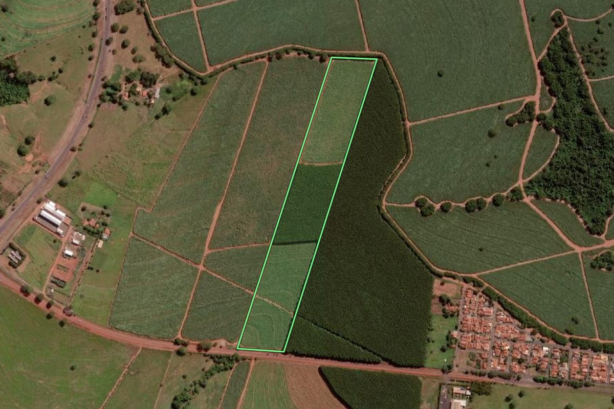 Imagem de satélite do imóvel rural em Onda Verde (SP), com o contorno declarado no CAR desenhado por cima.